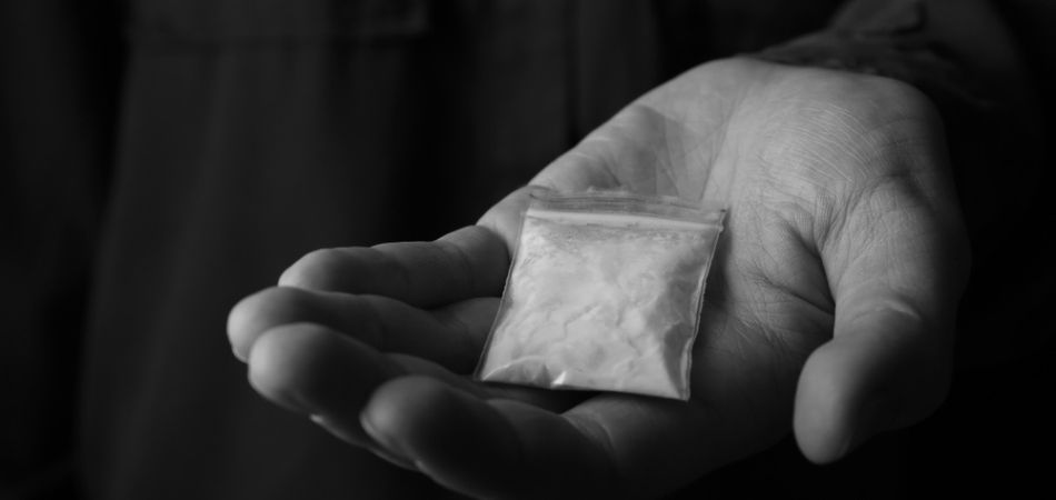 cocaine-pouch-in-man-hand